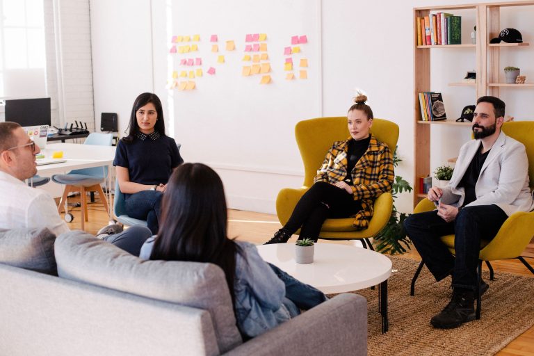 equipe de marketing discutindo como criar conteúdo infográfico útil